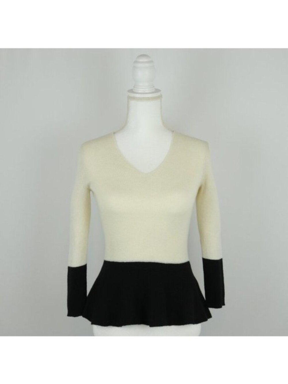 Banana Republic Women's XS Cream Black Wool & Cashmere Blend V-Neck Sweater